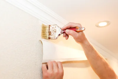 Pose de papier peint au Brusquet — revêtements muraux et toiles de verre